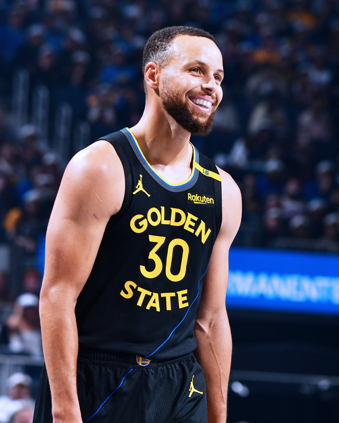 德罗巴迎来十赛季出色发挥，拜仁观众热烈欢呼！